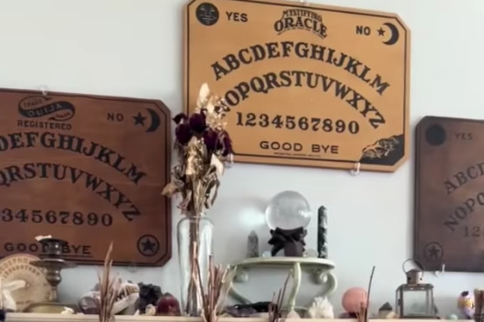 Die gesamte Wohnung von Beckie-Ann Galentine (31) ist mit Ouija-Brettern ausgestattet.
