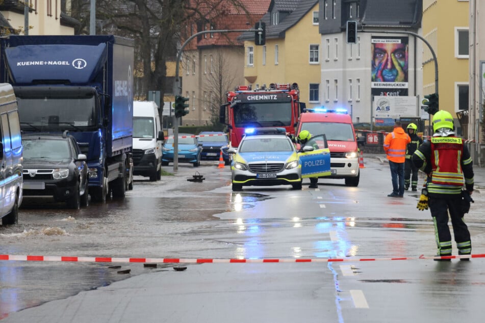Am Sonntagmorgen wurde die Zwickauer Straße zwischen Nestlerstraße und Rosenweg wegen eines Rohrbruchs geflutet.