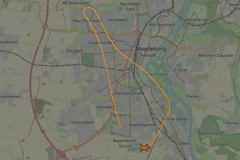 Der Polizeihubschrauber startete am Flugplatz Magdeburg und flog mehrere Minuten über dem Westen der Stadt. Anschließend landete er wieder an seinem Startpunkt.
