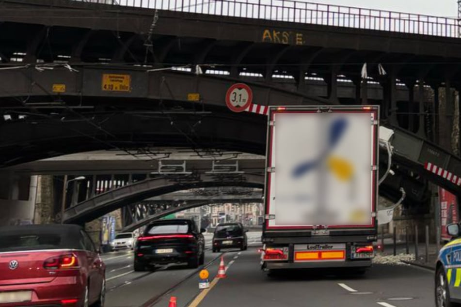 Der Verkehr wird momentan über eine Spur geregelt.