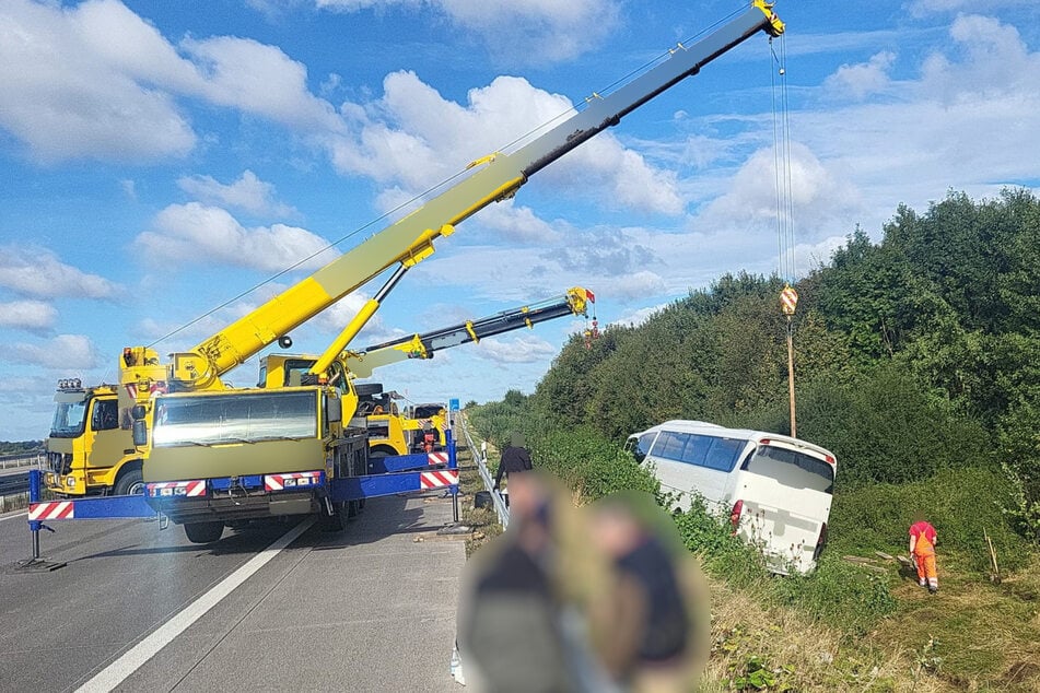 Für die Bergung des Busses war die A38 zwischen Berga (Landkreis Mansfeld-Südharz) und Heringen (Landkreis Nordhausen) am Samstagvormittag mehrere Stunden gesperrt.