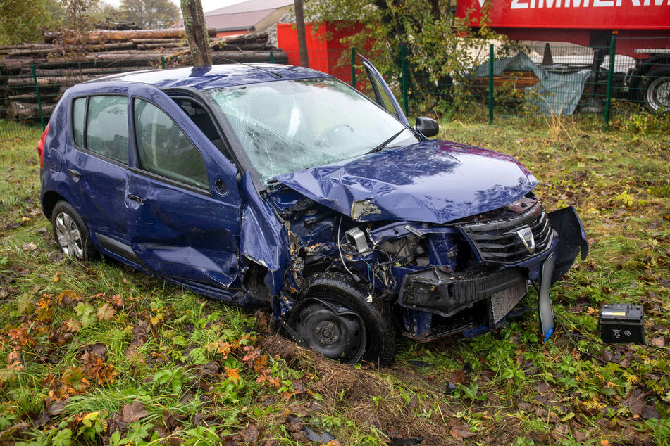 Ein Dacia krachte am Samstagmittag mit einem Mercedes auf der B95 bei Annaberg-Buchholz zusammen.
