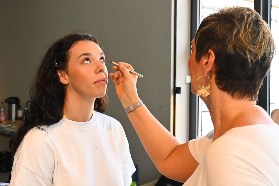 Bevor die US-Amerikanerin in ihr Outfit schlüpfte, bekam sie ein tolles Make-up von Visagistin Kerstin Fiedler.