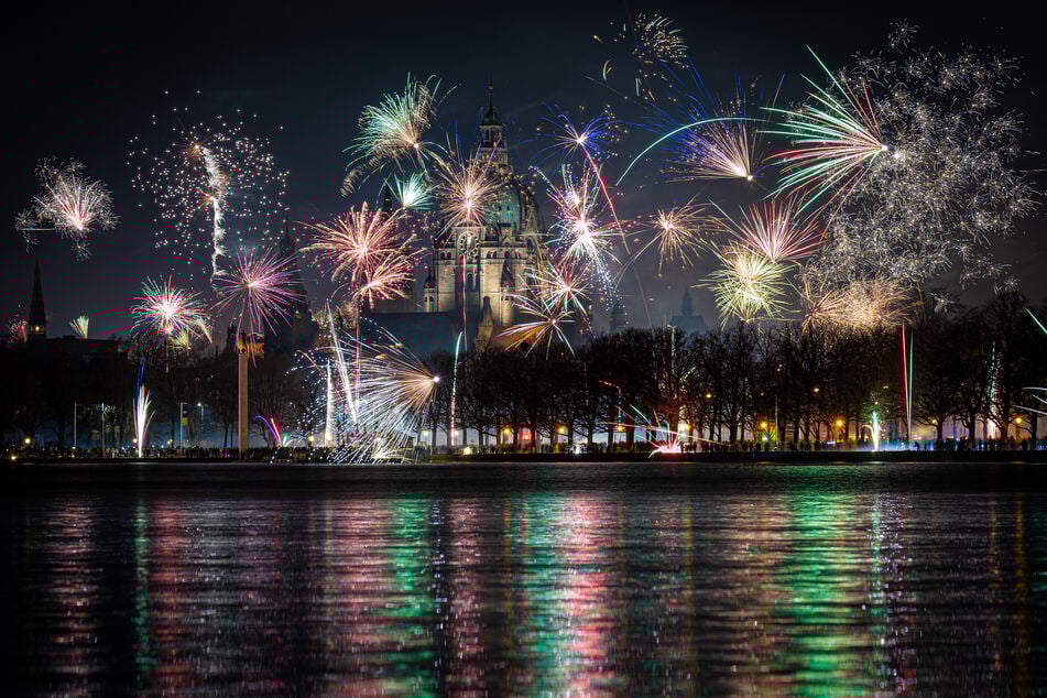 Feuerwerk explodierte in der Silvesternacht vor einem Jahr am Himmel über dem Maschsee in Hannover.