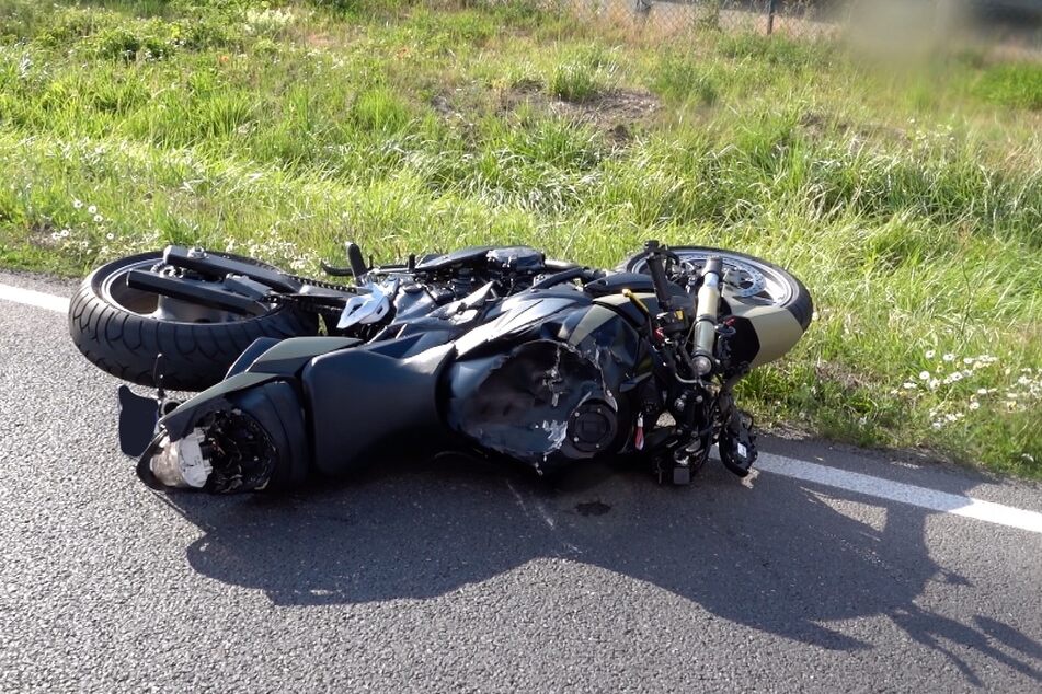Der Motorradfahrer wurde von seiner Maschine geschleudert.