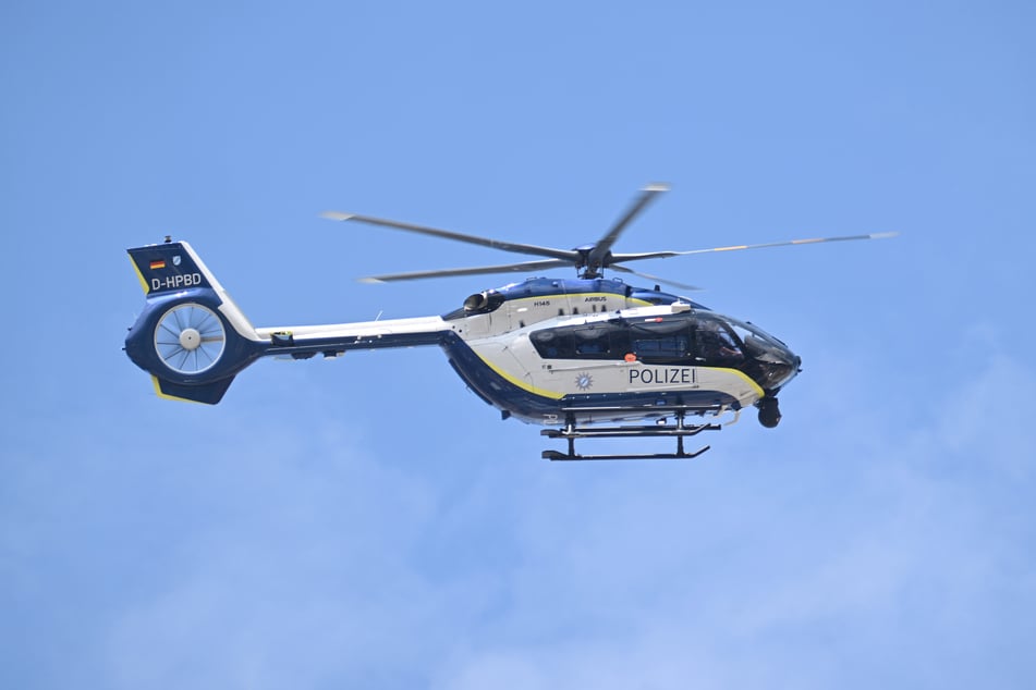 Die Polizei sucht auch mit einem Hubschrauber über die Grenzen Bayerns hinweg nach den Einbrechern. (Symbolfoto)