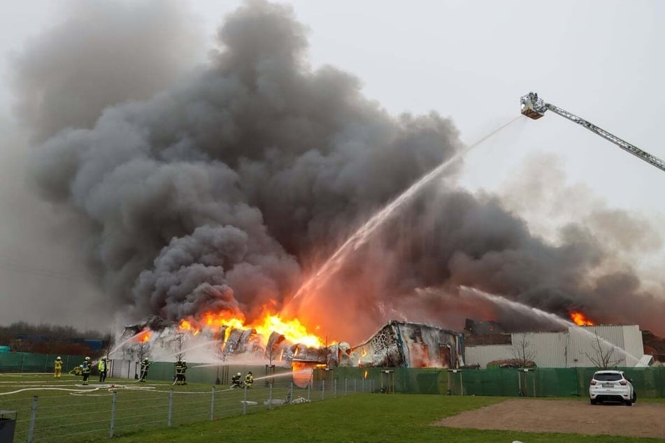 Die Kameraden gehen unter anderem auch mithilfe einer Drehleiter gegen die Flammen vor.