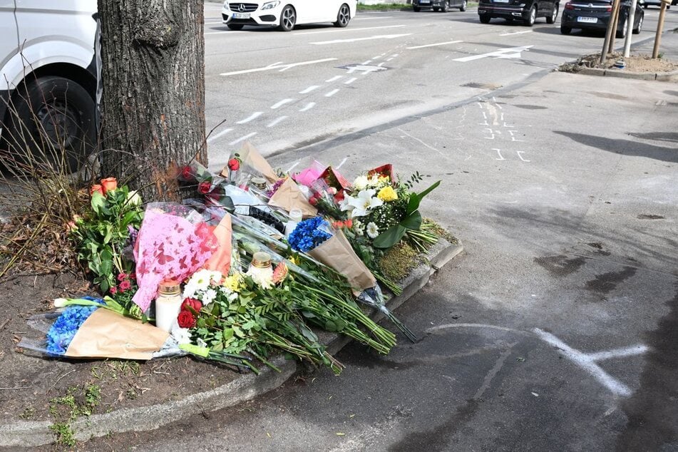 An der Unfallstelle wurden im März 2025 Blumen und Kerzen abgelegt.