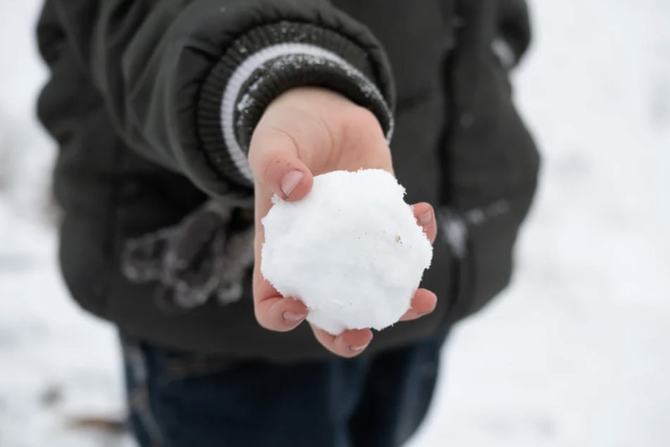 Eine Schneeballschlacht endete in einer mutmaßlichen Körperverletzung. (Symbolfoto)