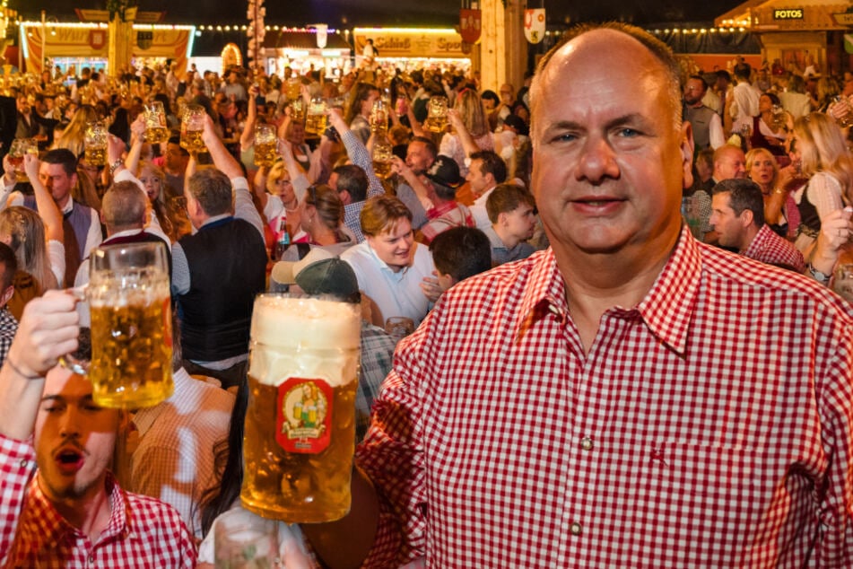 Dresden: Nach zwei Schlägen läuft's: Pichmännel-Oktoberfest gestartet