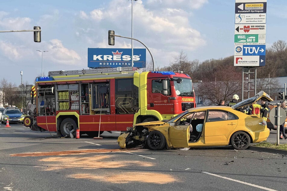 Die Kreuzung musste etwa zwei Stunden lang vollständig gesperrt werden.