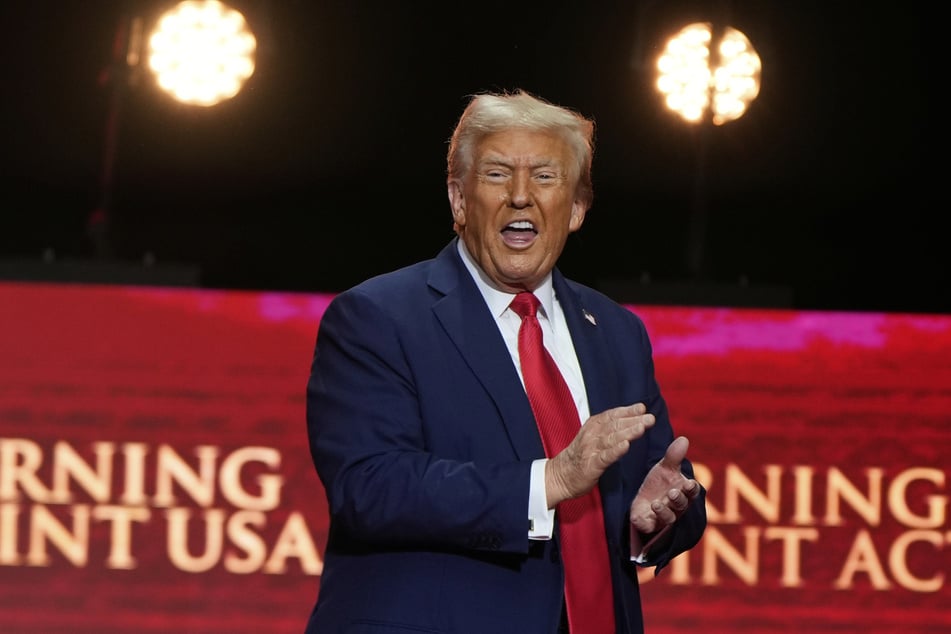 Ob US-Präsident Donald Trump (79) das Porträt seines Vorgängers bald wieder an seinen rechtmäßigen Platz hängen lässt, bleibt ungewiss. Der Seitenhieb gegen Joe Biden (82) hat aber gesessen.