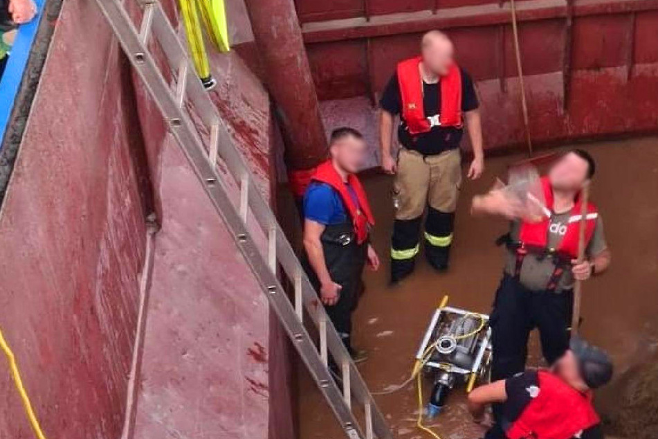 Frachtschiff rammt Felsen: Leck auf der Donau, 20.000 Euro Schaden