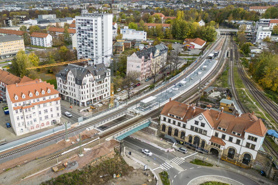 Der Chemnitzer Bahnbogen wird bis 2026 komplett saniert. Haltepunkte wurden saniert, wie hier der Chemnitzer Südbahnhof.
