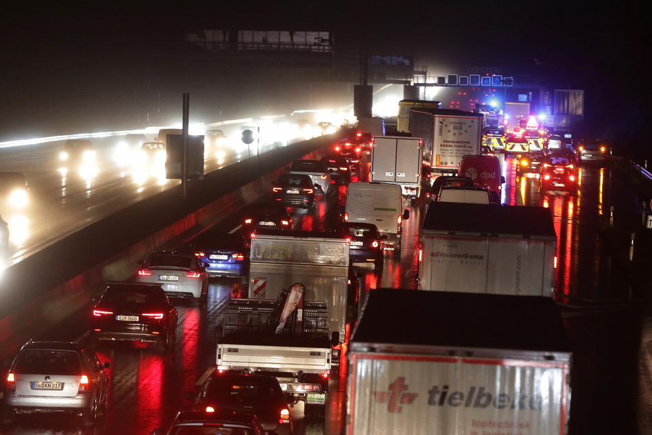 A3 bei Oberhausen: Massive Einschränkungen und Stau nach Unfall