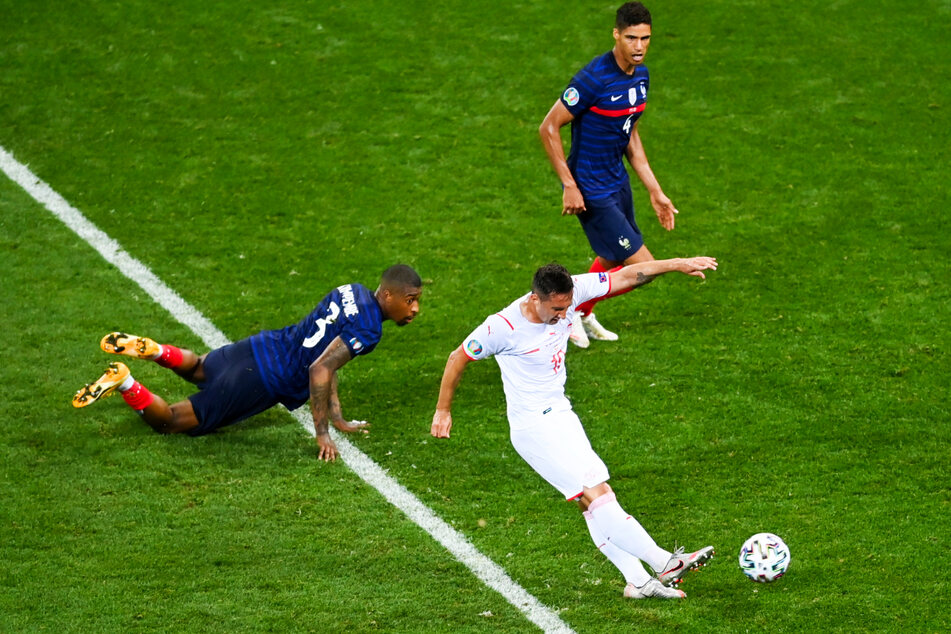 Was für eine Schlussphase! Mario Gavranovic lässt Presnel Kimpembe aussteigen und schießt in der 90. Minute zum 3:3 für die Schweiz ein.