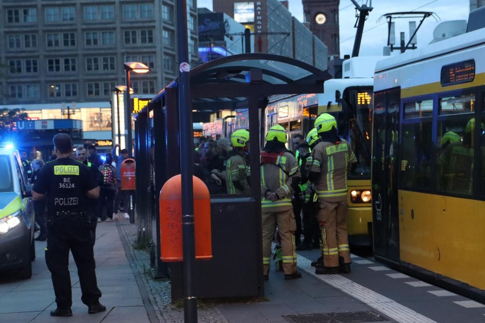 Am Alexanderplatz in Berlin-Mitte wurde ein Fahrgast von einer Tram verletzt.
