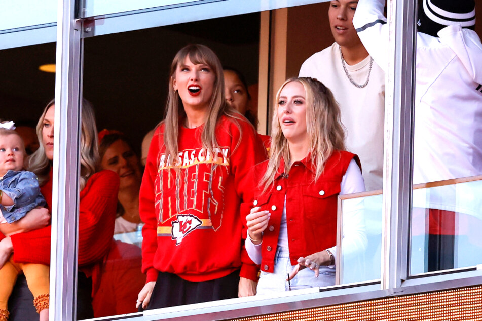 Taylor Swift (33, l.) am Sonntag beim NFL-Spiel der Kansas City Chiefs. Hat sie etwa auch Interesse am europäischen Fußball?