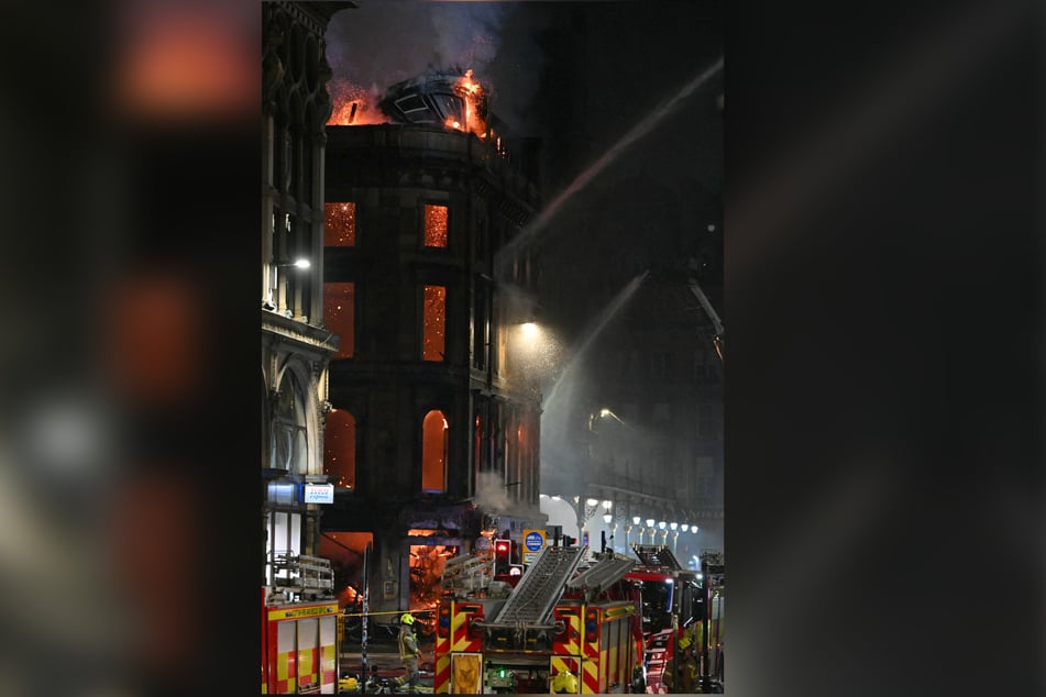 La cúpula del protegido por la ley de patrimonio "Union Corner" se derrumbó a causa del incendio.