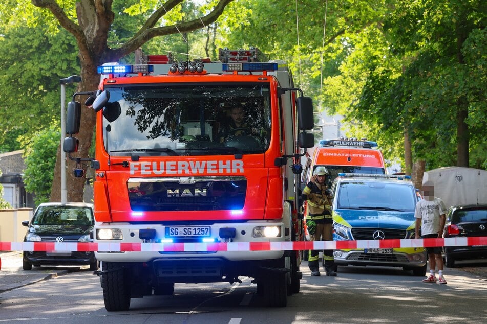 Neben der Polizei rückten auch die Feuerwehr und ein Rettungswagen an.