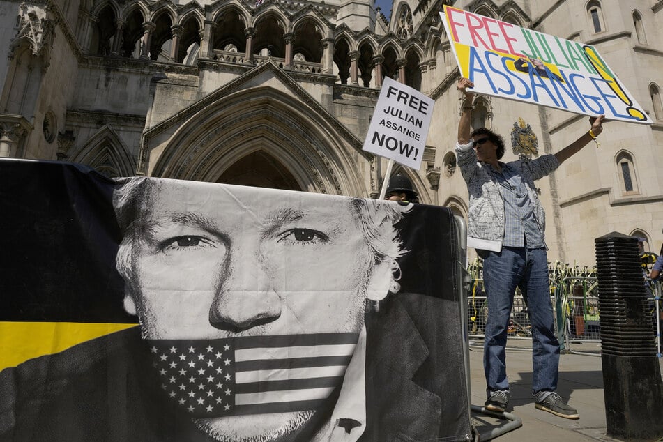 Ein Demonstrant fordert die Freilassung von Julian Assange.