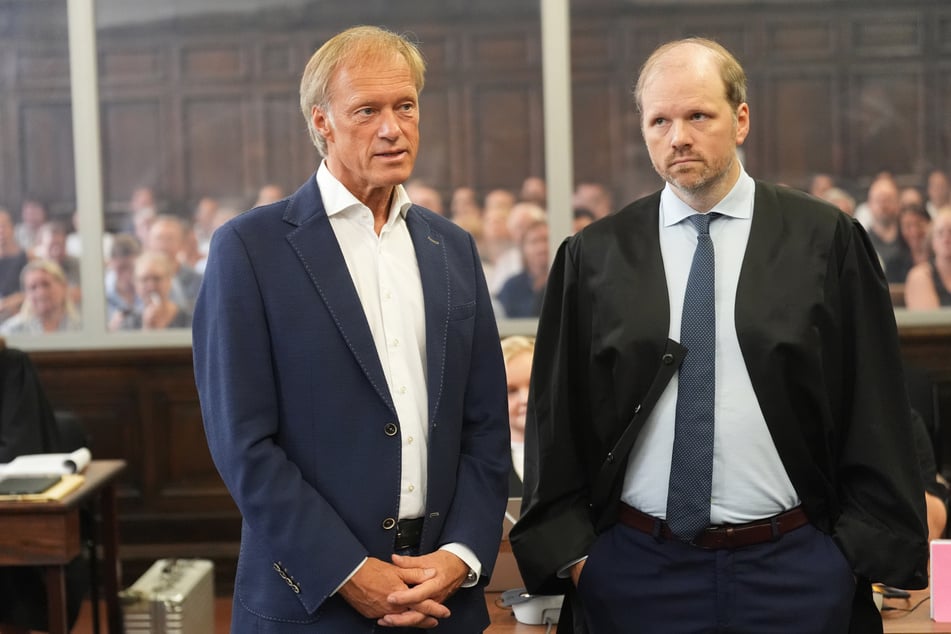 Block-Lebensgefährte Gerhard Delling (66) mit seinem Verteidiger David Rieks im Gerichtssaal während des Prozesses wegen mutmaßlicher Kindesentführung im Landgericht Hamburg.