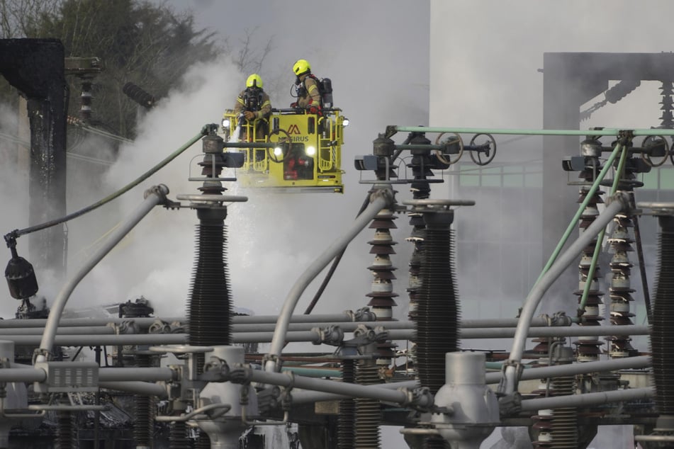 Mittlerweile sind die Flammen am Umspannwerk unter Kontrolle.