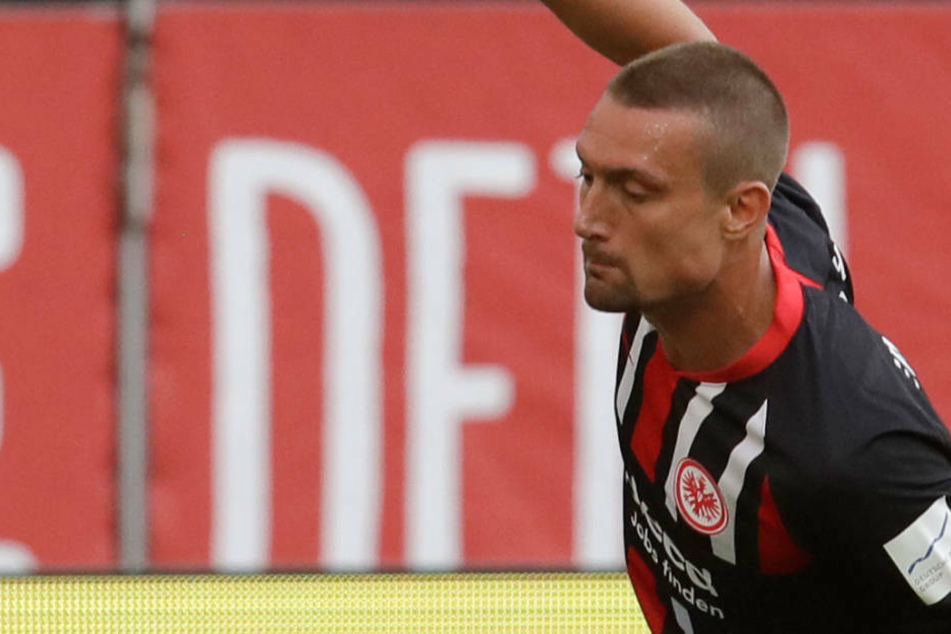 Nach dem 3:3 im Heimspiel von Eintracht Frankfurt gegen den SC Freiburg hat Defensiv-Allrounder Stefan Ilsanker klare Worte gefunden (Archivbild).