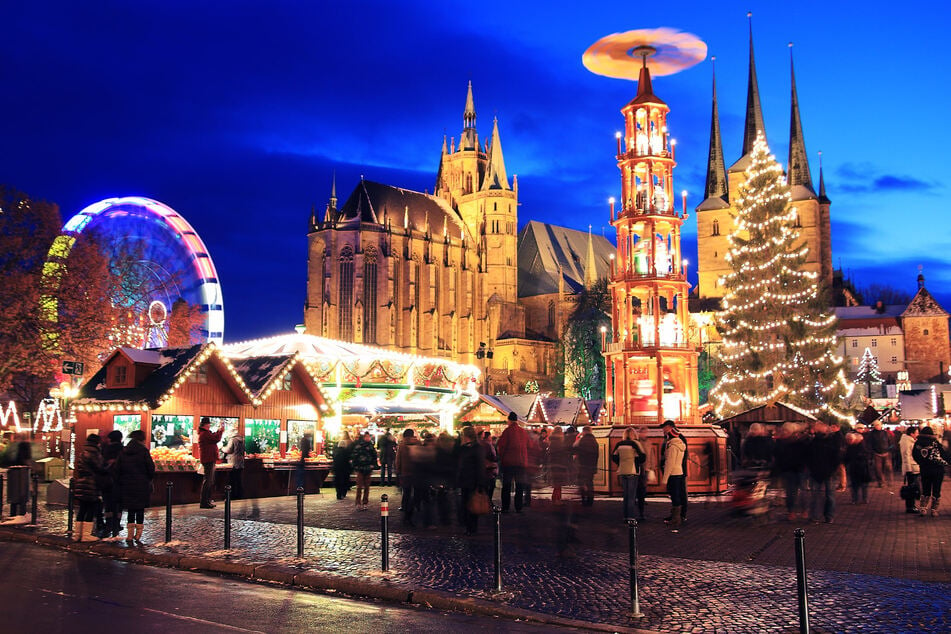 Der Erfurter Weihnachtsmarkt wird am Montag etwas ruhiger. Die Musik bleibt über die Mittagsstunden aus.