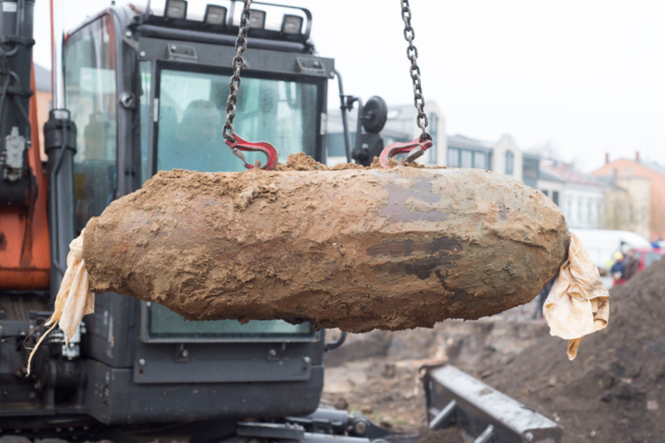 Eine entschärfte Fliegerbombe in der City von Rostock wird abtransportiert. (Archivbild)