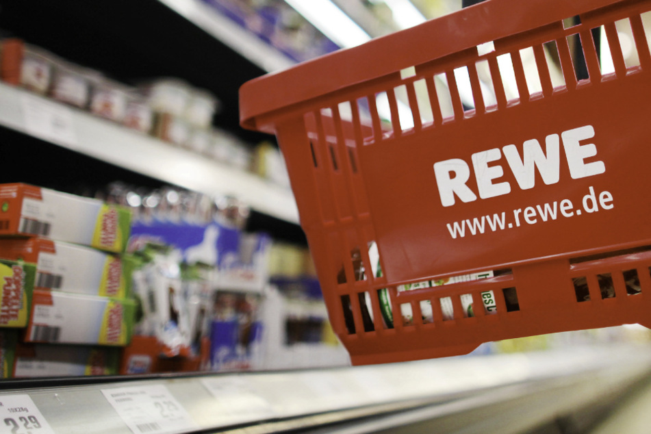 REWE-Süd will Kassierer mit einer besonderen Schutzmaßnahme vor Coronavirus schützen. (Symbolbild)