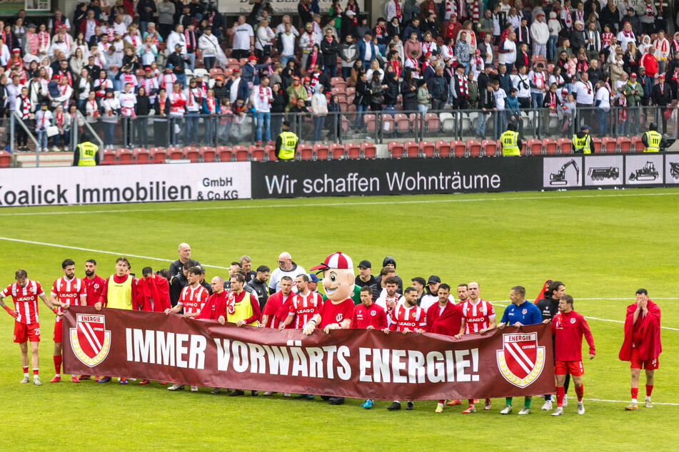Das Team bedankte sich nach Anpfiff mit einem Banner für eine grandiose Saison. Auf Social Media zogen am Sonntag zig Spieler nach.