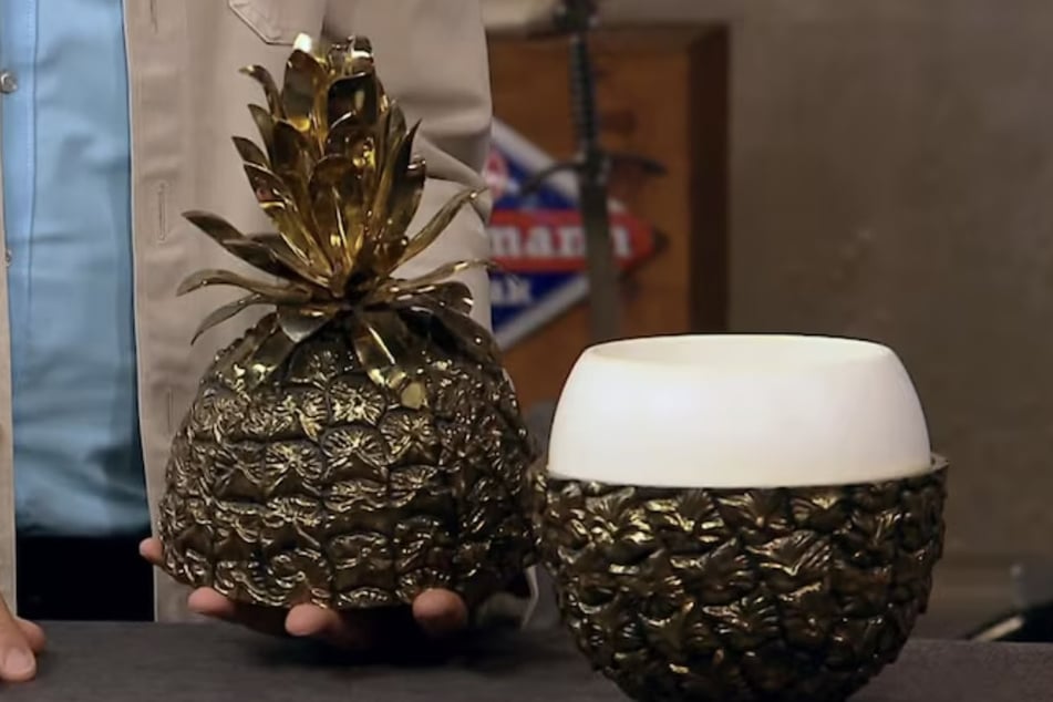 Dabei handelt es sich um eine goldene Ananas, die als Eiswürfelbehälter dient.