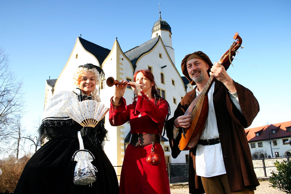 Birgit Lehmann (l.) ist als Geschichtenerzählerin Gräfin von Grünberg schon seit vielen Jahren ein fester Bestandteil vom Schloss Klaffenbach.
