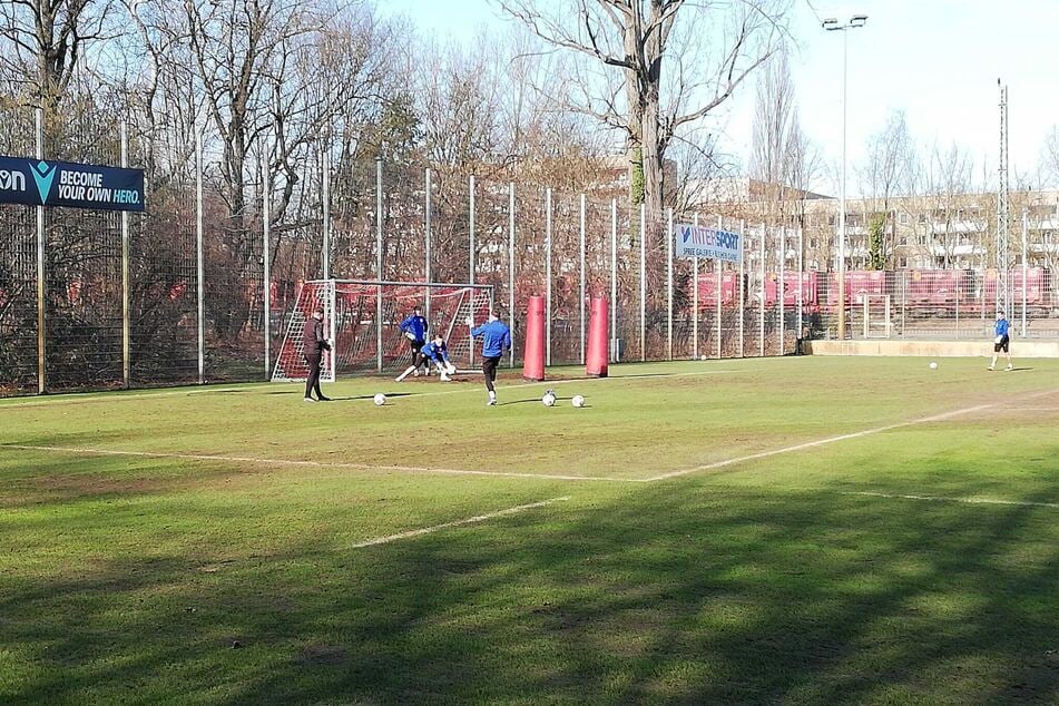 Torwart-Training am Donnerstag: Marvin-Gordon Jahn (25, 1.v. l.) und Alexander Sebald (r.) umrahmen die Gruppe.