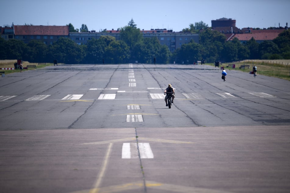 Bei den extremen Temperaturen ist auch das Tempelhofer Feld in Berlin ungewöhnlich leer.