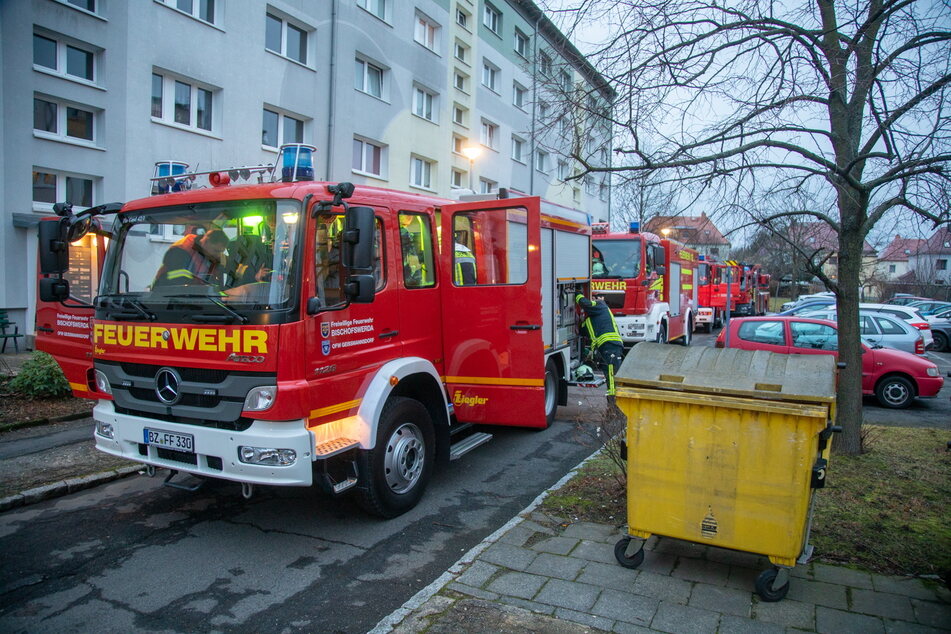 Die Feuerwehr rückte damals im Großaufgebot zum Wohnungsbrand in Bischofswerda aus. Laut Anklage hatte Bestatter Marcus K. (44) gezündelt.