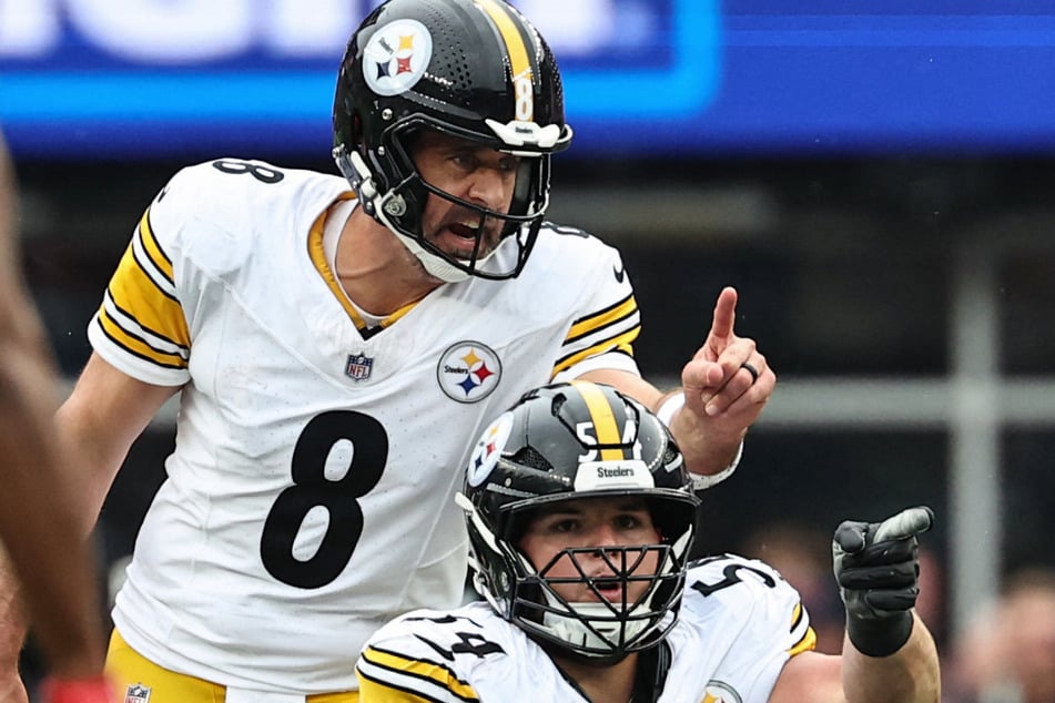 Steelers-Quarterback Aaron Rodgers (42, oben) geriet im Spiel gegen die Browns mit seinem Trainer in Streit.