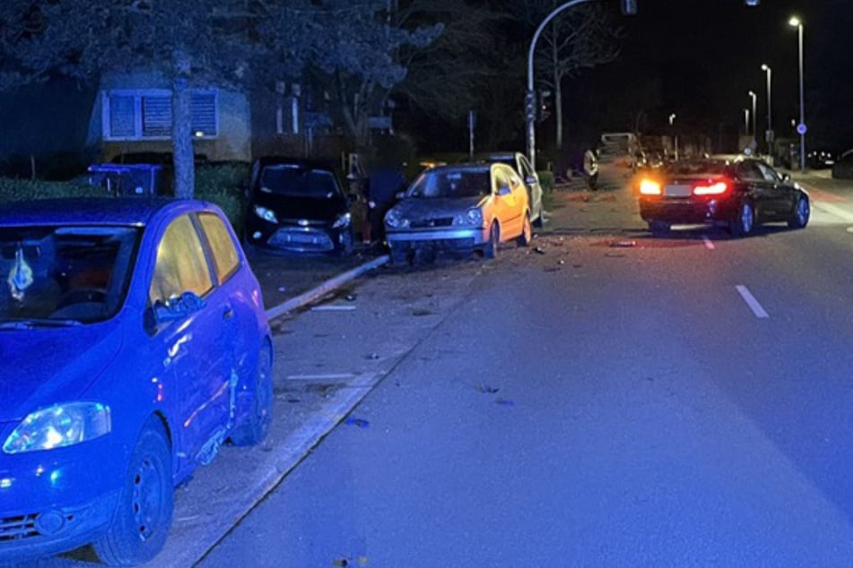 Suff-Fahrerin crasht mit BMW in vier parkende Autos: Mega-Sachschaden