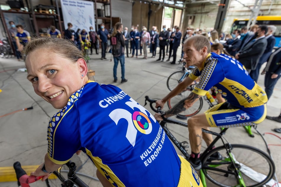 Christiane Wolf (38) war eine der Radlerinnen, die das "Bid Book" per Fahrrad nach Berlin brachten.