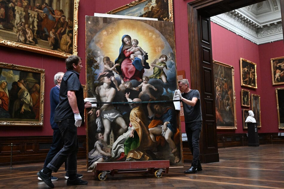 ...nun wurde "Die Madonna des heiligen Sebastian" von Correggio, wieder in die Gemäldegalerie Alte Meister transportiert.