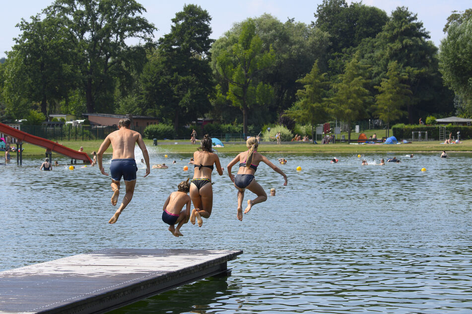 Noch einmal ab ins Freibad: Ein Hochdruckgebiet beschert Sachsen derzeit nochmal sommerliche Temperaturen. Am Montag gab es sogar Temperaturrekorde.