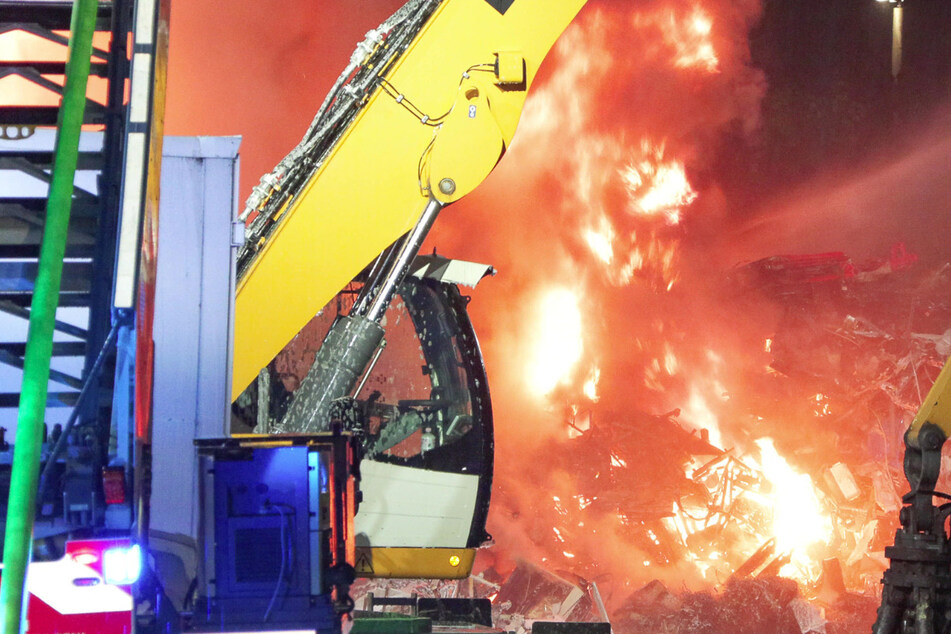 Feuerbrunst in NRW-Metropole: Rund 100 Tonnen Metallschrott in Flammen!