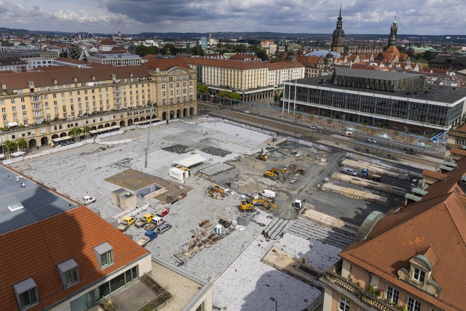 Der Striezelmarkt kann hier stattfinden: Bis zum Oktober wollen die Bauarbeiter auf dem Altmarkt fertig sein.