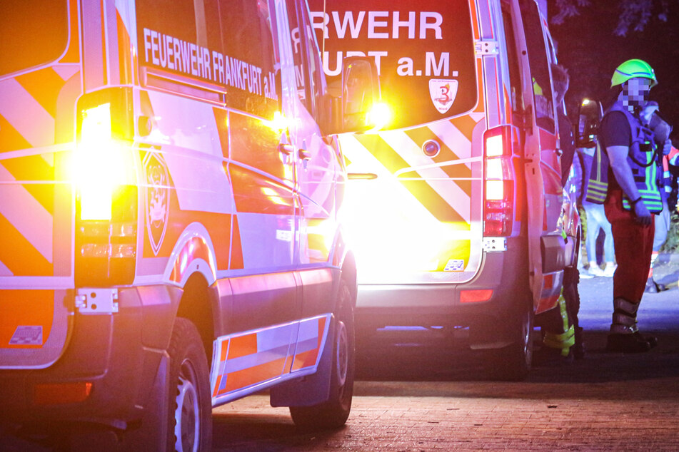 Zahlreiche Feuerwehrkräfte waren im Einsatz: In der Wilhelmshavener Straße in Frankfurt-Griesheim brannte in der Nacht zu Montag eine Wohnung, drei Menschen wurden verletzt.