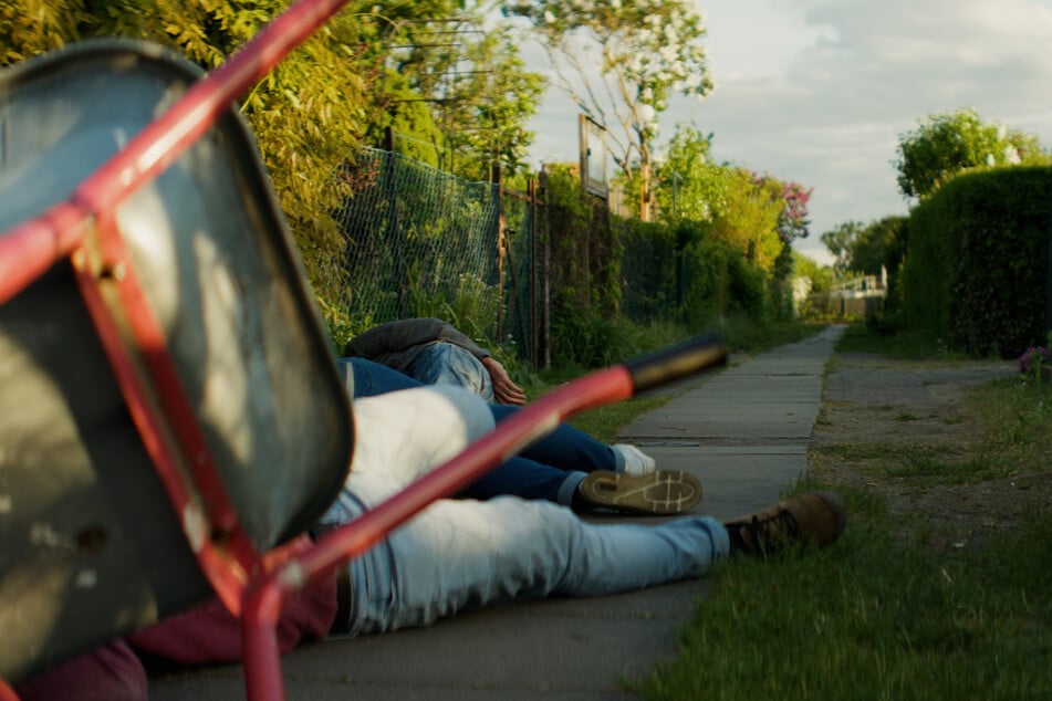 Nachgestellte Szene: Die Leichen ließ er neben einer Schubkarre liegen.