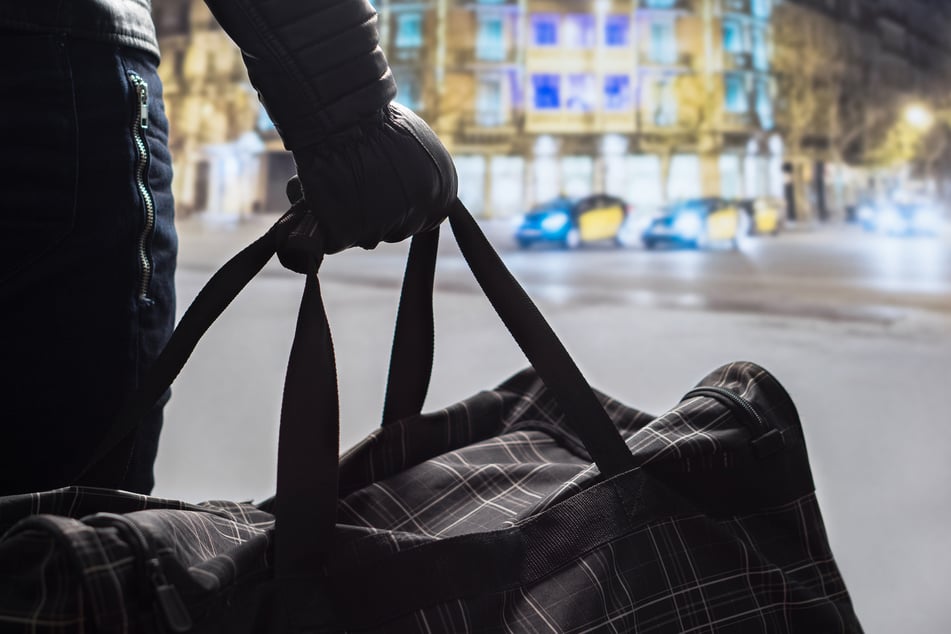 Ein Dieb wollte mit einer Tasche eines hilfsbereiten Mannes entkommen. (Symbolbild)
