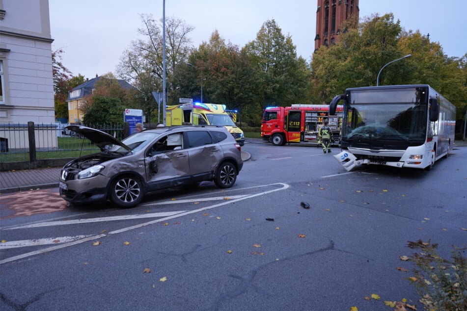 Unfall nach Vorfahrts-Missachtung: Ein Nissan krachte im Zentrum von Bautzen in einen MAN-Bus.