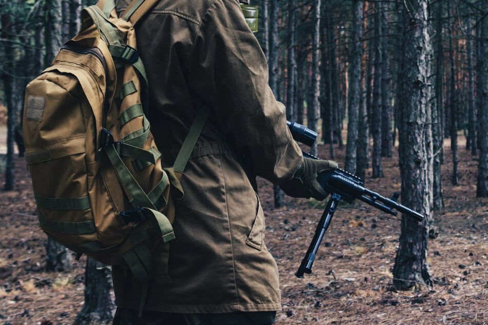 Ein Mann soll im Wald heimlich ein zweistöckiges Haus errichtet haben, um sich im Falle des Zusammenbruchs der Gesellschaftsstrukturen zurückziehen zu können. Dort hatte er auch Waffen gelagert. (Symbolfoto)