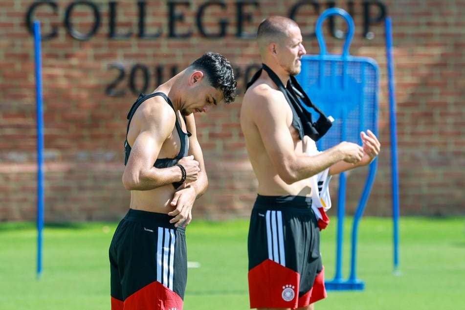Aleksandar Pavlovic und Waldemar Anton (v.l.) kamen beim Abschlusstraining in Winston-Salem ordentlich ins Schwitzen.